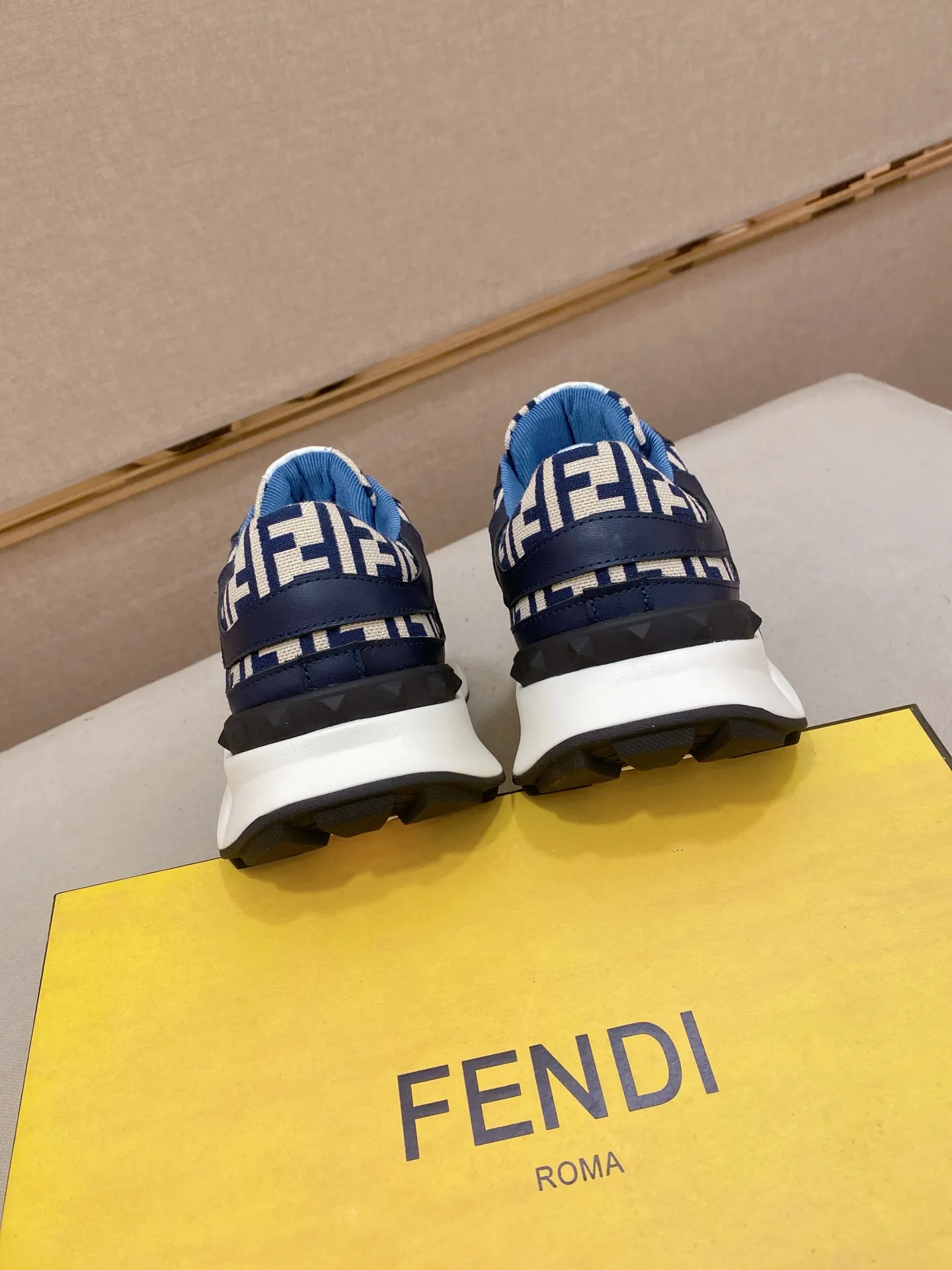 Men's shoes 💰 462💰 (fendi) New style 👊🏻 upper 🇮🇹 imported cowhide fabric 🇩🇪 lining imported sheepskin lining. The original outsole is molded to highlight the identity of every man, and the upper foot is elegant and stable🚶🏻🚶🏻The high-end custom counters reproduce the original version📯No matter the wind or rain, the shoe last remains unchanged and can withstand the verification of time🔍️,🔵 Size: 38-44